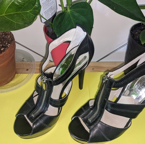 Michael Kors size 9 black strap pump - Picture 2 of 3